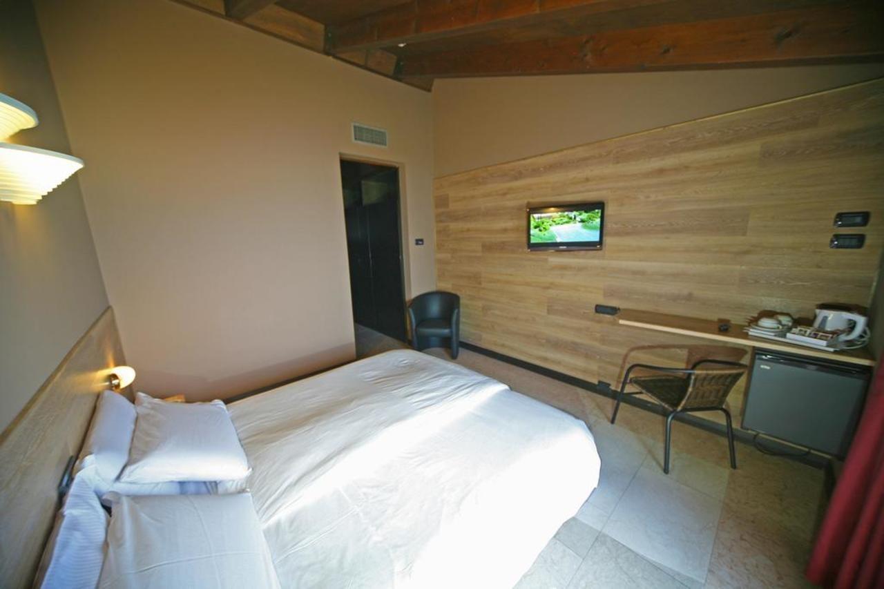 Hotel La Pauel Сирмионе Экстерьер фото