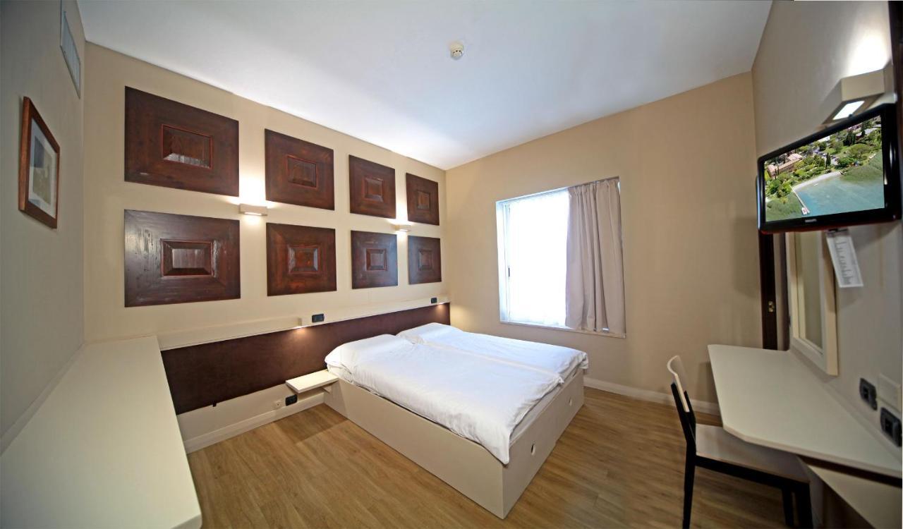 Hotel La Pauel Сирмионе Экстерьер фото