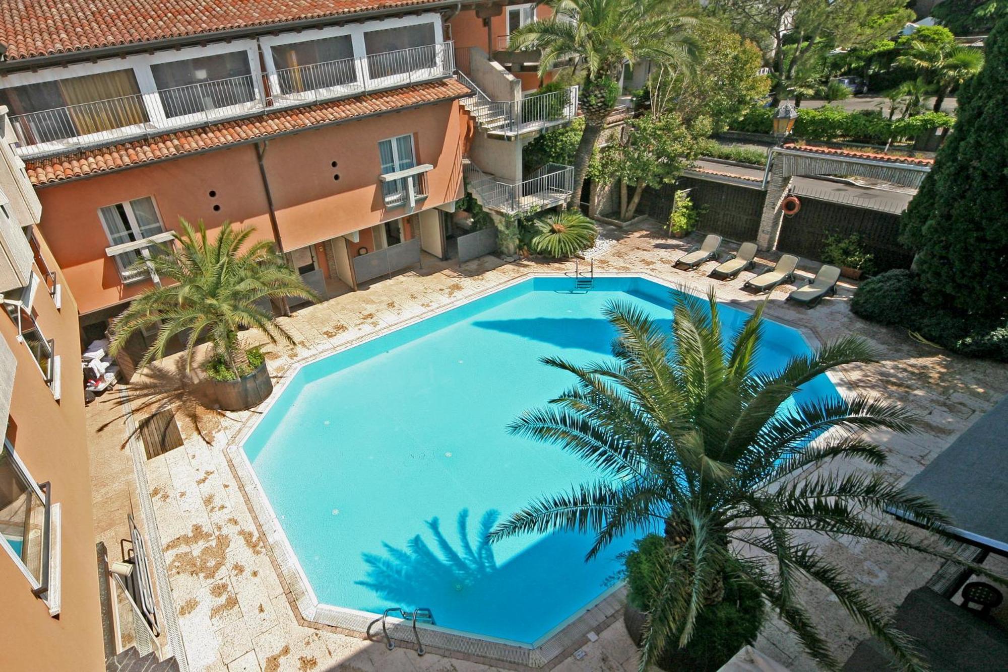 Hotel La Pauel Сирмионе Экстерьер фото